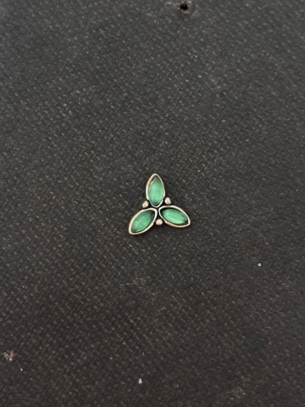 Three Leaf Green Nosepin