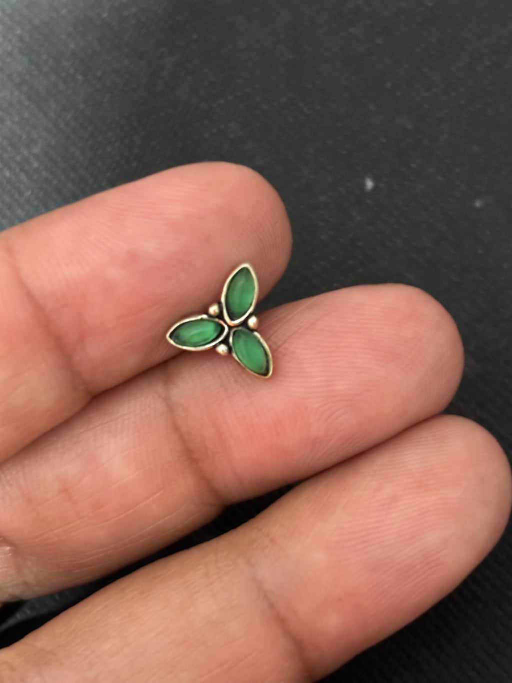 Three Leaf Green Nosepin
